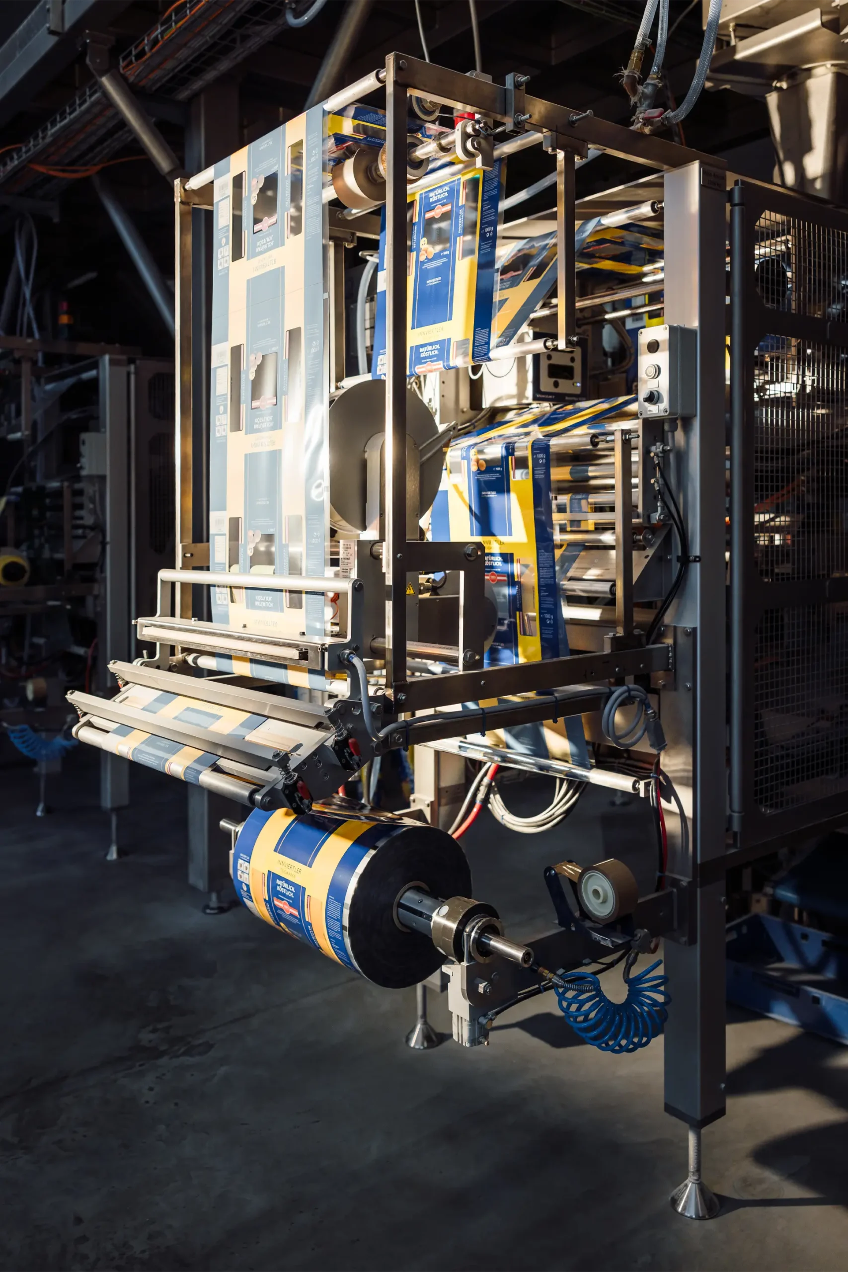 Die neue Verpackungs- und Logistikhalle wird in Betrieb genommen; die Verpackung der Teigwaren wurde somit größtenteils vollautomatisiert.