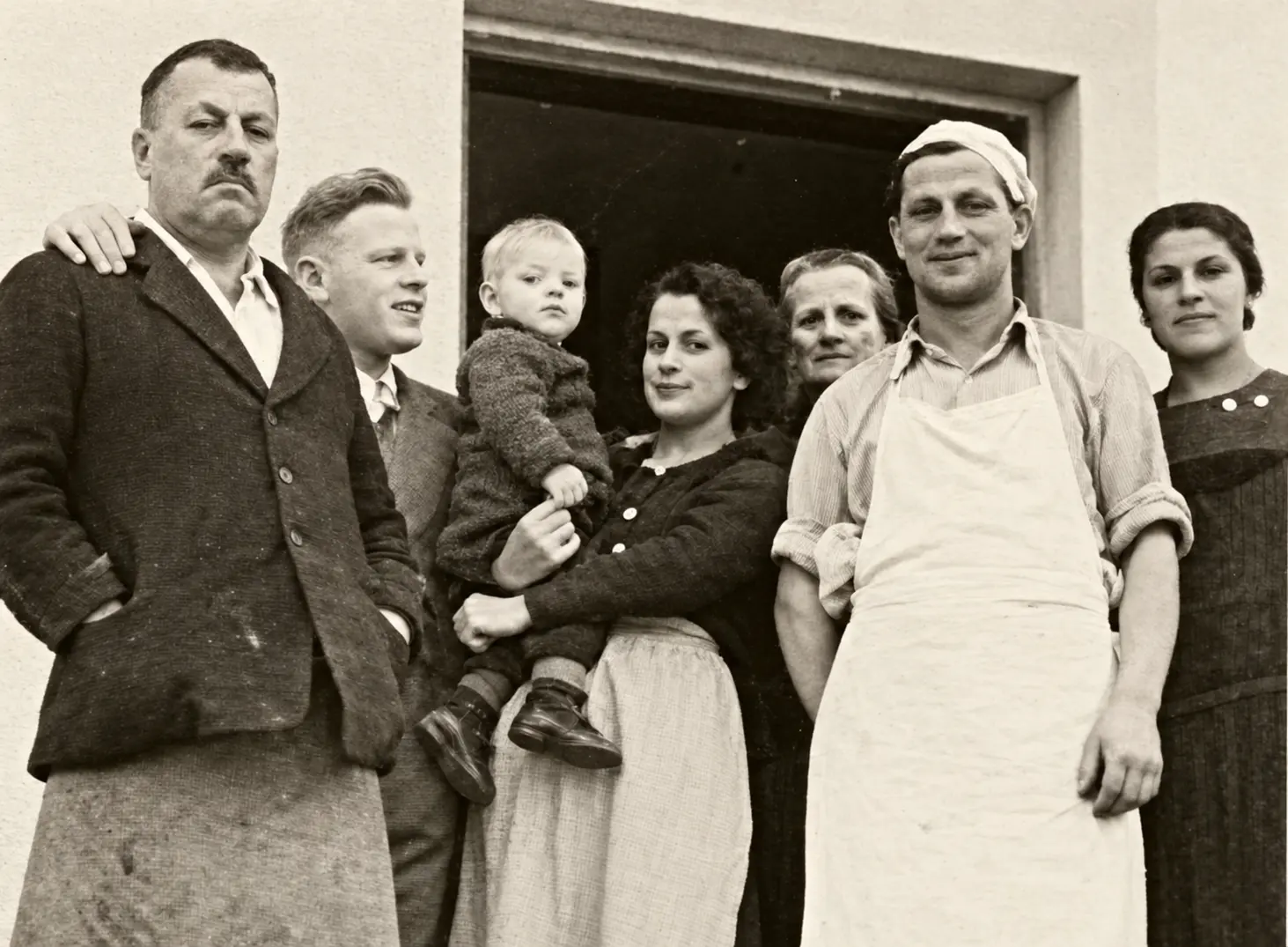 Bäckermeister Alois Aigner und seine Frau Katharina richteten im Keller ihres Hauses eine Bäckerei ein. Sie stellten die Teigwaren von Hand her. Zum Trocknen nutzten sie die Restwärme des Ofens.