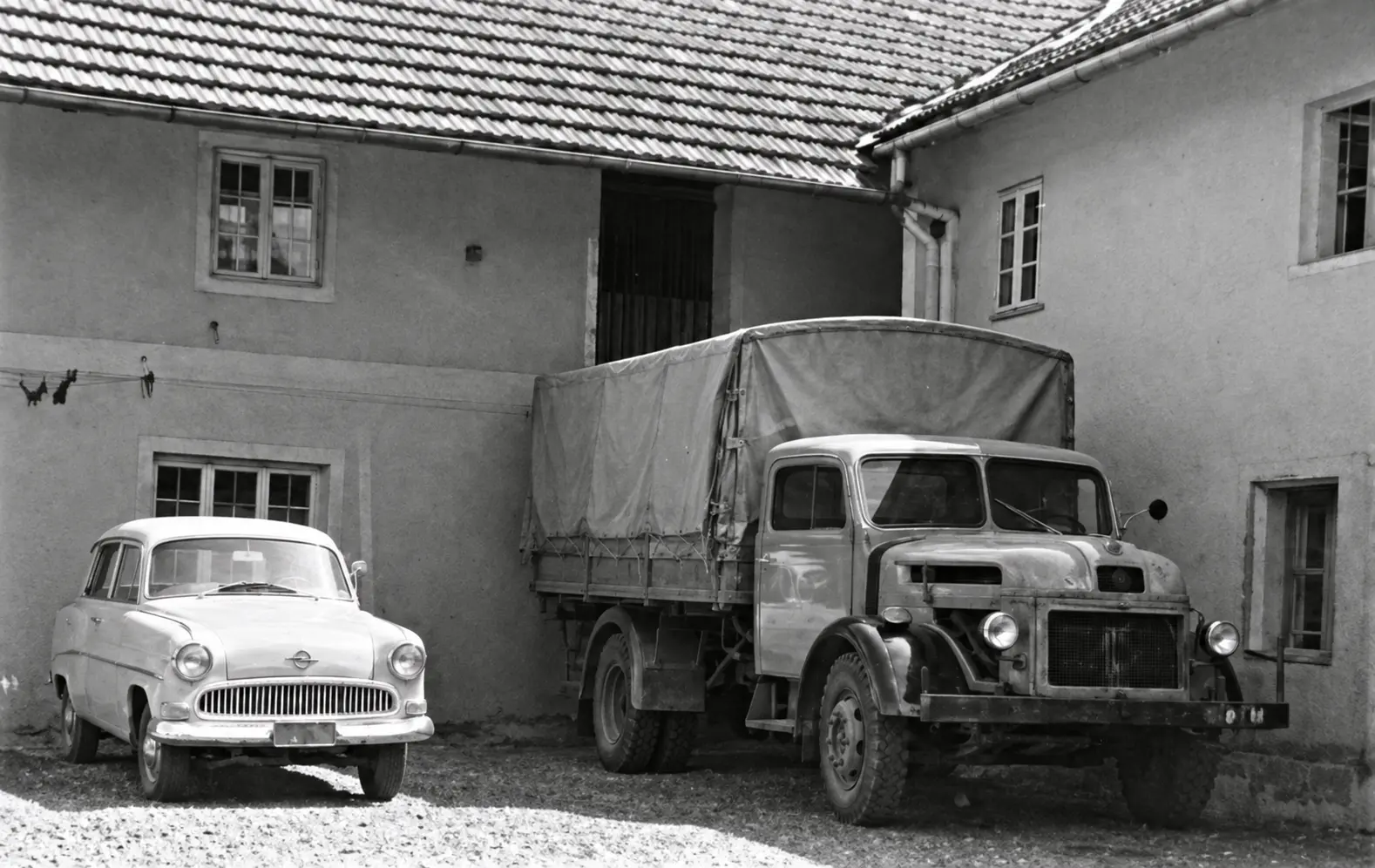 Die Produktion der Nudeln wird in ein Nebengebäude ausgelagert, die Herstellung der Teigwaren erfolgt ab diesem Zeitpunkt maschinell.